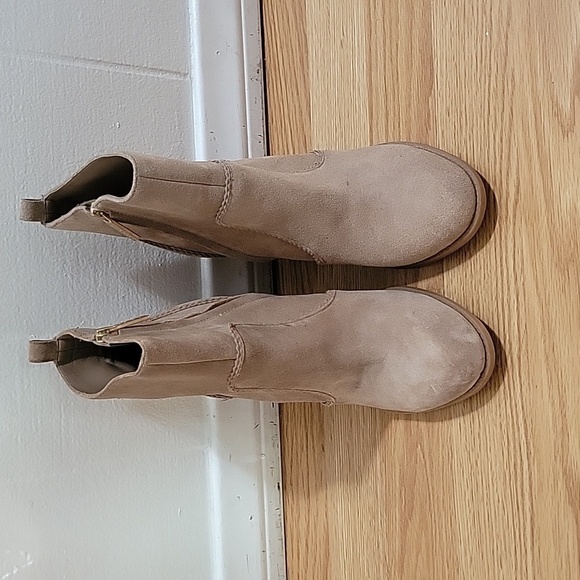 Nine West quicksand tan suede booties size 9 - Picture 2 of 10